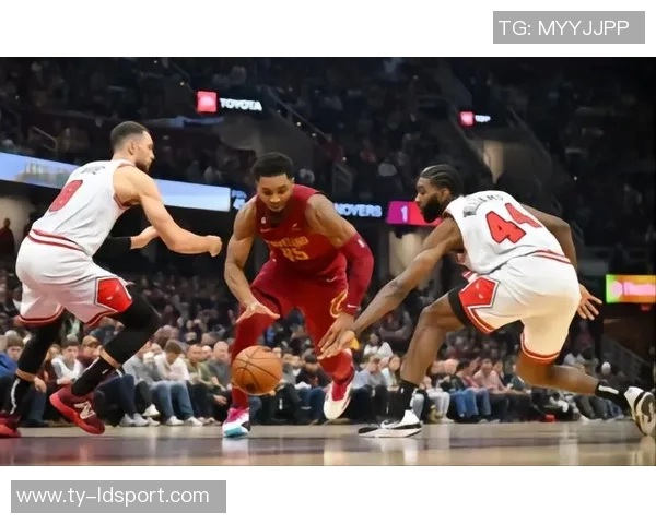 老队友重聚骑士公牛赛前米切尔阿伦与奥科罗亲切交谈回忆往昔